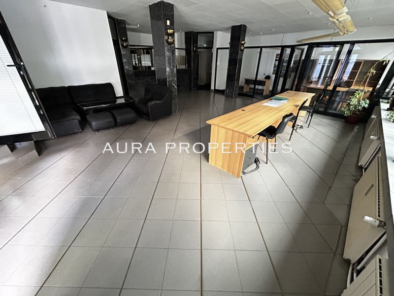 Дава под Наем МАГАЗИН в град Разград, Център - 203 кв.м / 2 600 € » 5 085.16 лв., ЕВОЛЮТ - ХП