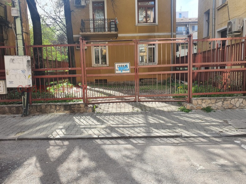 Дава под Наем ПАРКОМЯСТО в град София, Център - 30 кв.м / 125 € » 244.48 лв.