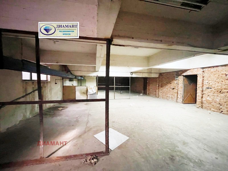 Издаје се  Складиште Русе , Здравец Изток , 216 м2 | 15295748