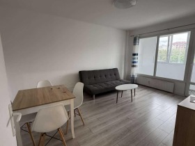 De inchiriat Studio