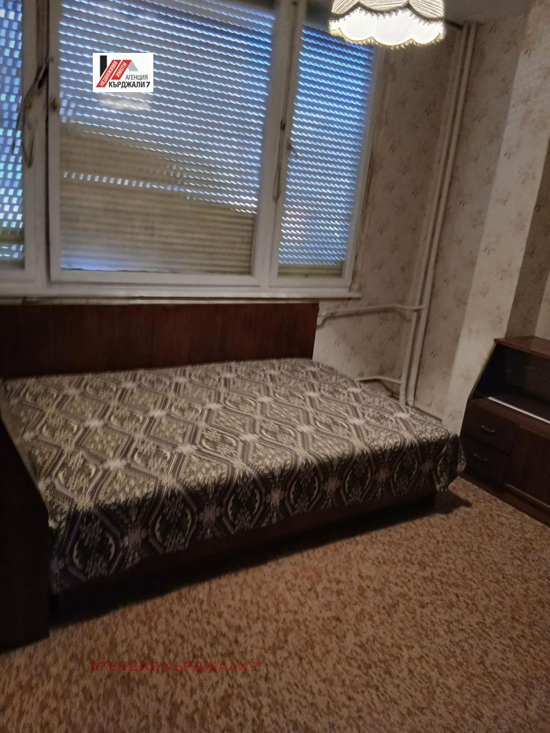 Дава под наем 4-СТАЕН, гр. Кърджали, Възрожденци, снимка 2 - Апартаменти - 52834712