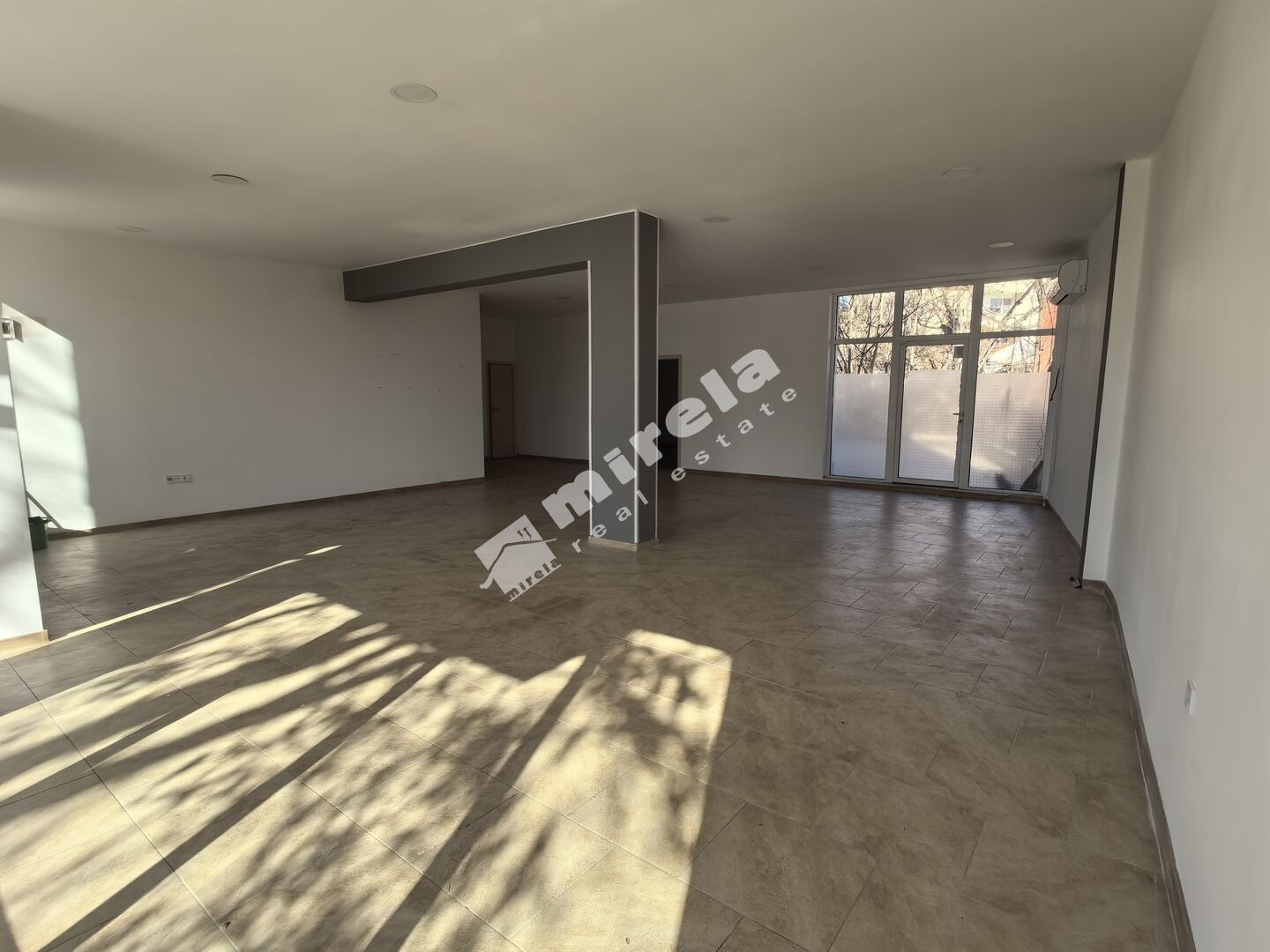 Дава под наем МАГАЗИН, гр. Ямбол, Граф Игнатиев, снимка 3 - Магазини - 53778017