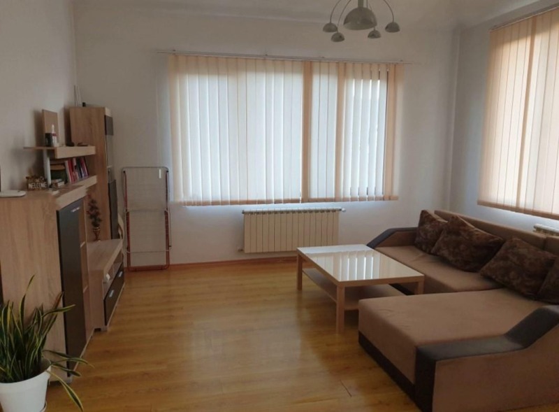 Издаје се  2 спаваће собе Софија , Карпузица , 130 м2 | 75450054