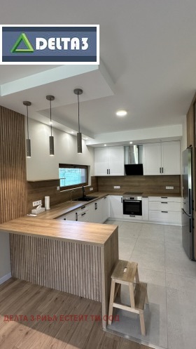 КЪЩА, 290 m2