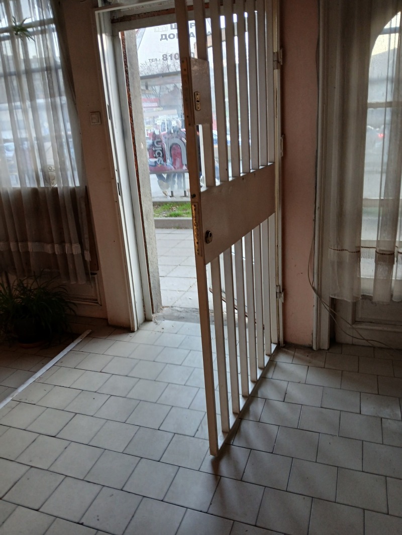 Дава под Наем МАГАЗИН в град София, Банишора - 45 кв.м / 550 € » 1 075.71 лв., ПЕТТЕ КЬОШЕТА - АГЕНЦИИ ИЗТОК