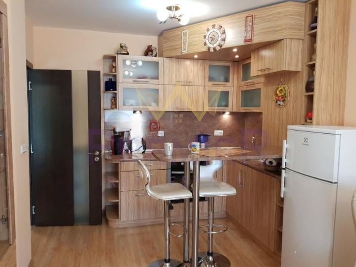 Дава под нем  2-стаен, град Варна, Център •  500 EUR • ID 86265158 — holmes.bg - [1] 