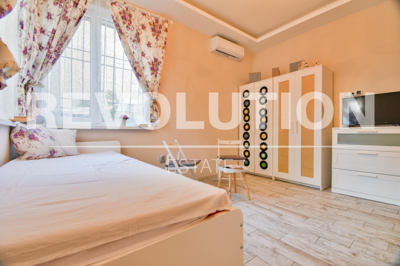 Дава под нем  3-стаен, град София, Център •  800 EUR • ID 13555695 — holmes.bg - [1] 