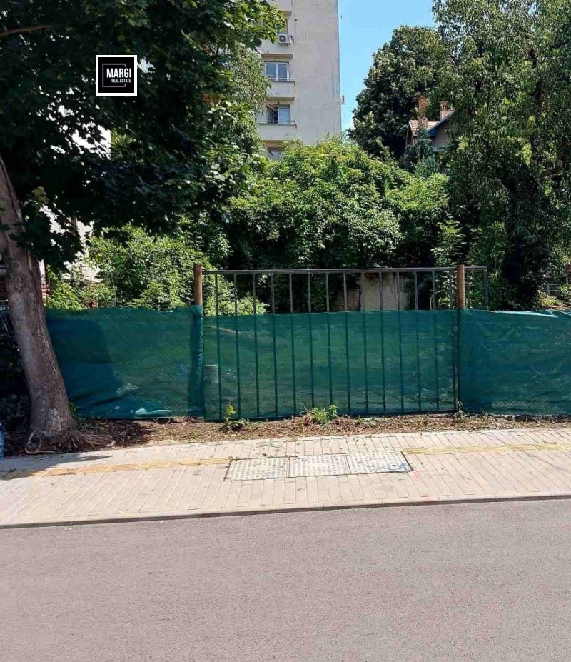 Дава под нем  Гараж, паркомясто, град София, Център •  400 лв. • ID 20086088 — holmes.bg - [1] 