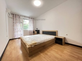 1 quarto Lazur, Burgas 8