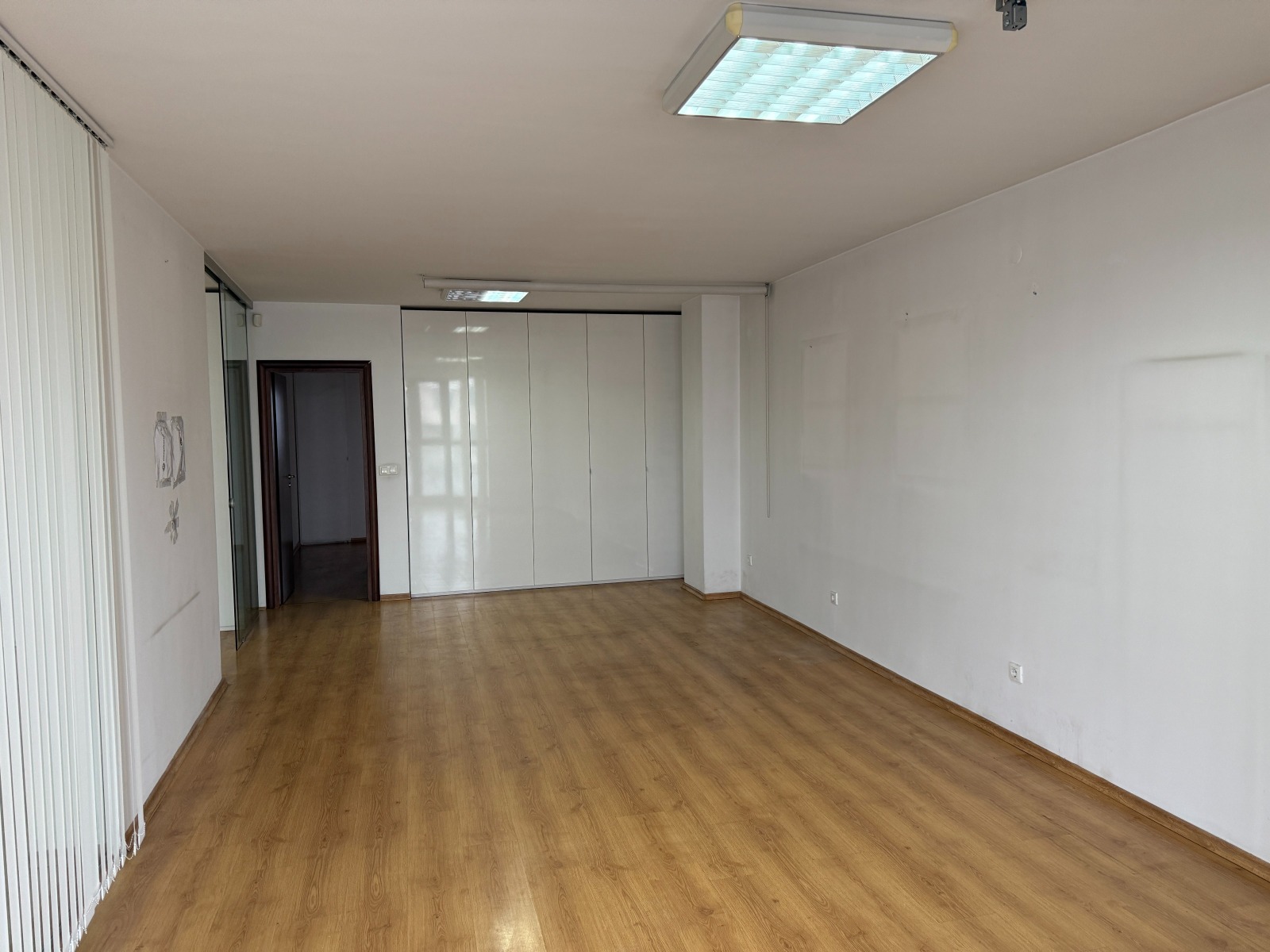 Дава под наем ОФИС, гр. София, Иван Вазов, снимка 9 - Офиси - 53586627