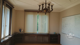 3+ chambres Doktorski pametnik, Sofia