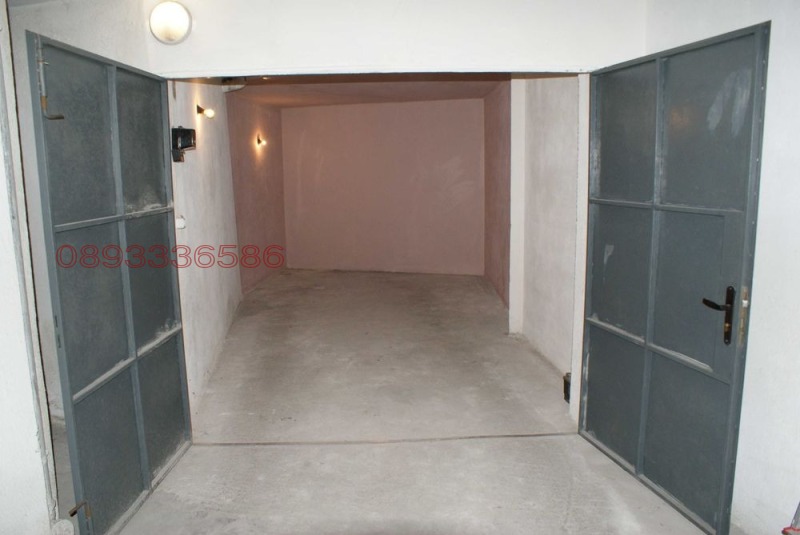 Дава под наем ГАРАЖ, ПАРКОМЯСТО, гр. Русе, Център