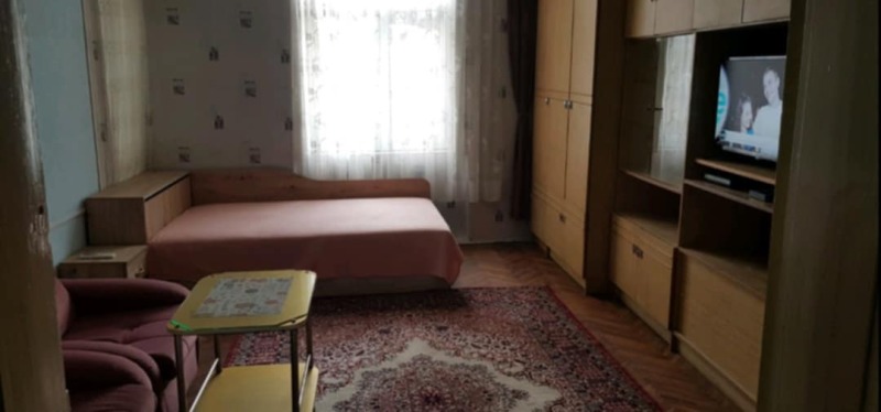 Дава под нем  1-стаен, град Русе, Център •  450 лв. • ID 67826699 — holmes.bg - [1] 