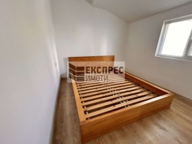 Dom Kolchozen pazar, Warna