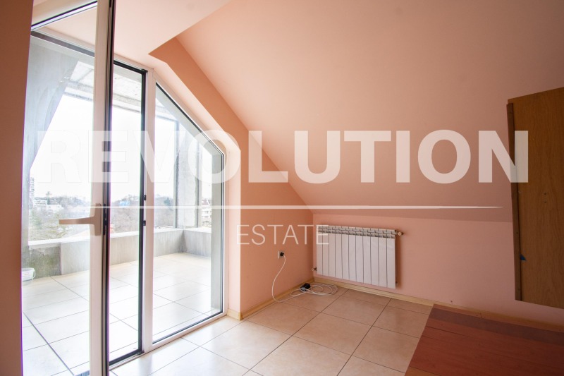 Издаје се  Поткровље Софија , Триагалника , 50 м2 | 82808751