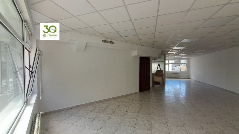 Дава под Наем МАГАЗИН в град Варна, Окръжна болница-Генерали - 255 кв.м / 2 000 € » 3 911.66 лв., ЯВЛЕНА - ОФИС ВАРНА