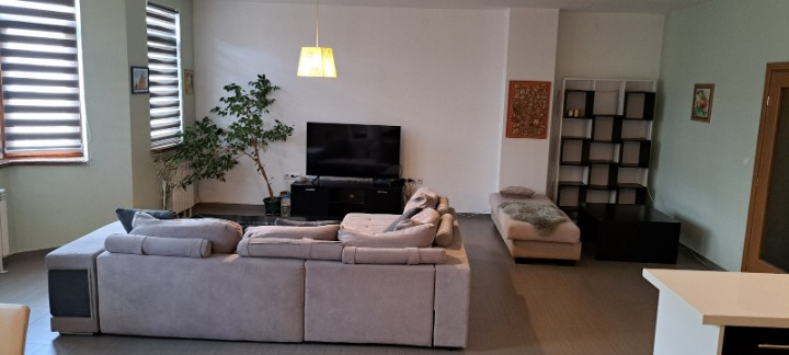 Издаје се  2 спаваће собе Софија , Центар , 130 м2 | 37734648