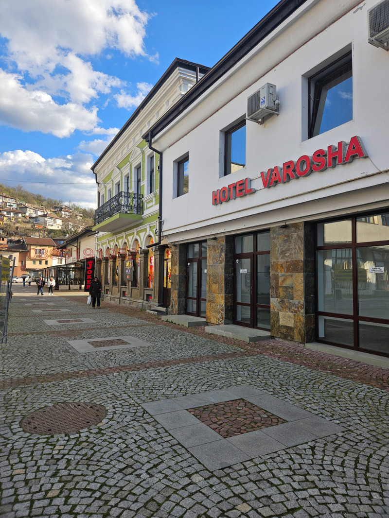 Дава под наем МАГАЗИН, гр. Ловеч, Център, снимка 2 - Магазини - 52770034