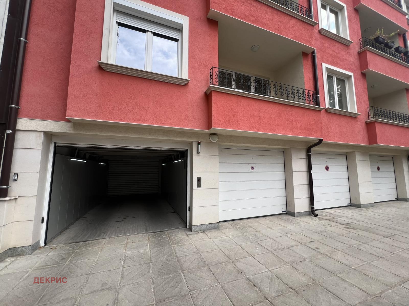 Дава под наем ГАРАЖ, ПАРКОМЯСТО, гр. София, Център, снимка 6 - Гаражи и паркоместа - 54138818