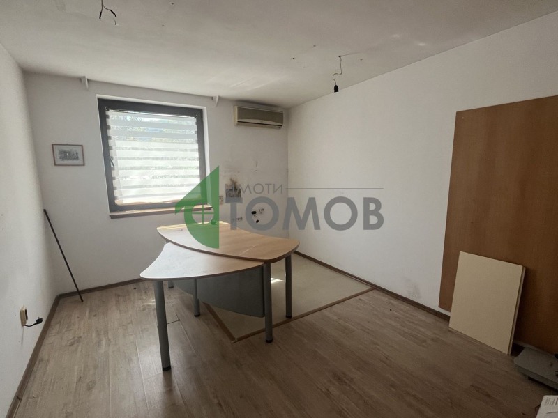 Дава под Наем ПРОМ. ПОМЕЩЕНИЕ в град Шумен, Басейна - 520 кв.м / 2 126.97 € » 4 160 лв., ИМОТИ ТОМОВ