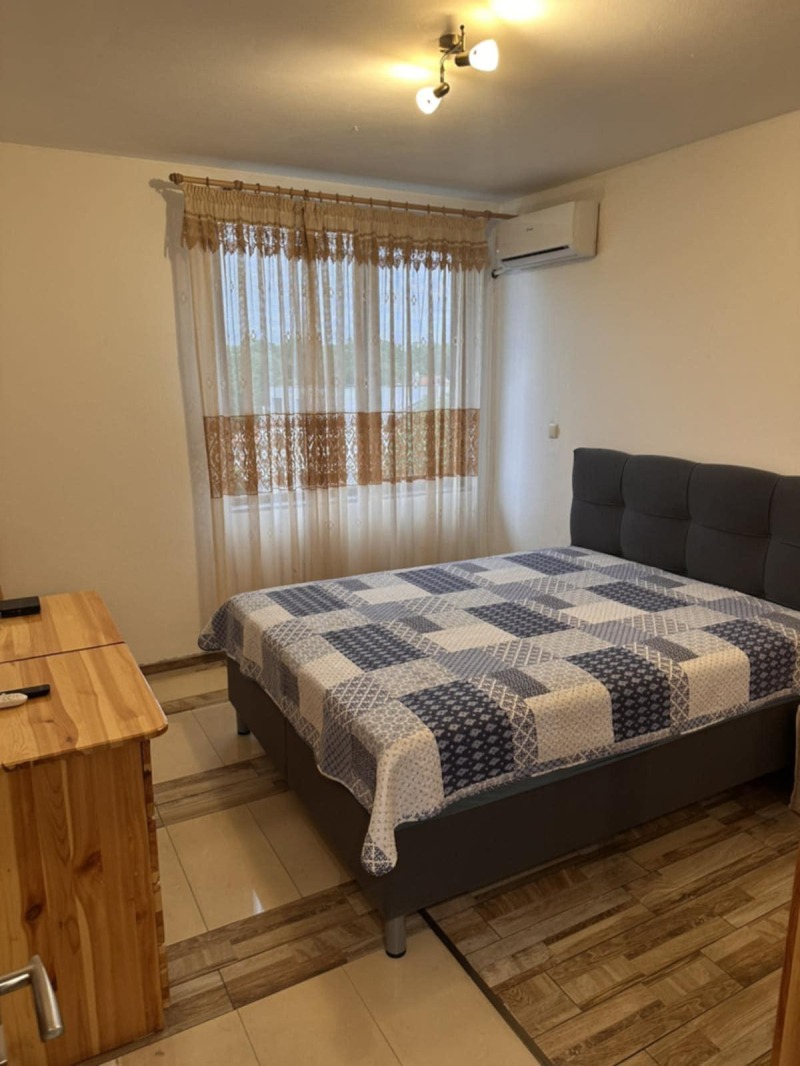 Издаје се  2 спаваће собе Софија , Триагалника , 89 м2 | 97625833