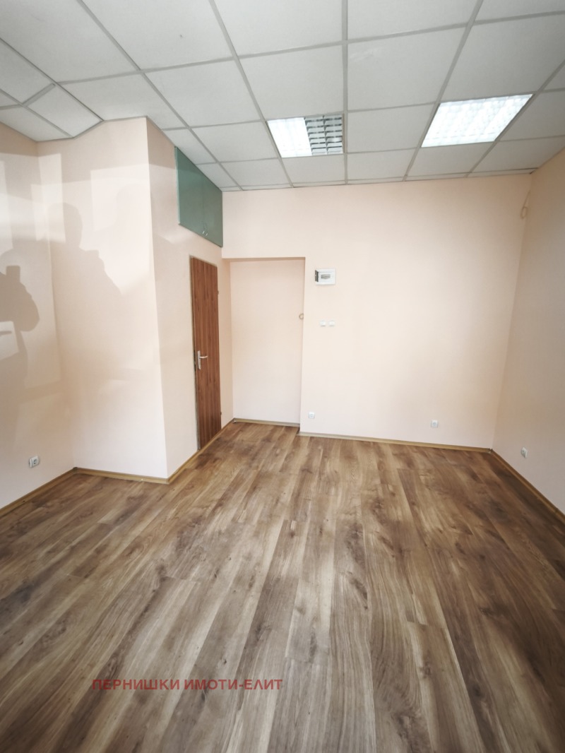 Дава под Наем ОФИС в град Перник, Център - 16 кв.м / 250 € » 488.96 лв., ПЕРНИШКИ ИМОТИ-ЕЛИТ