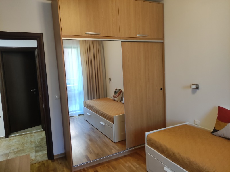 Дава под наем  4-стаен град София , Изгрев , 180 кв.м | 47719556 - изображение [12]