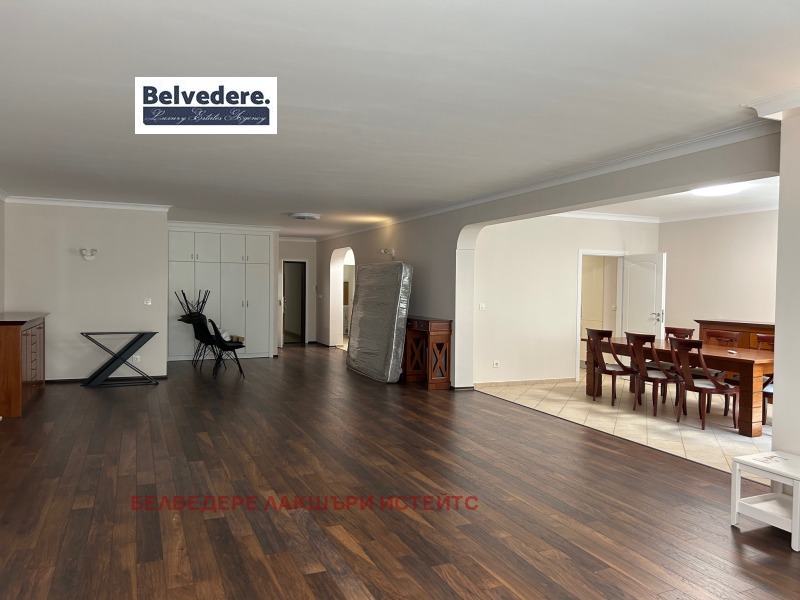 Kiadó  3 hálószobás Sofia , Centar , 220 négyzetméter | 36986659