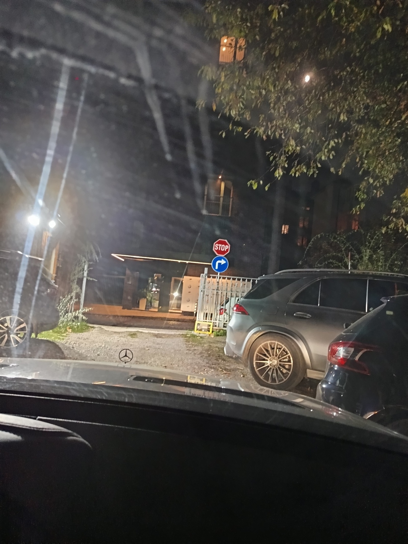 Дава под наем ГАРАЖ, ПАРКОМЯСТО, гр. София, Център, снимка 5 - Гаражи и паркоместа - 55588842