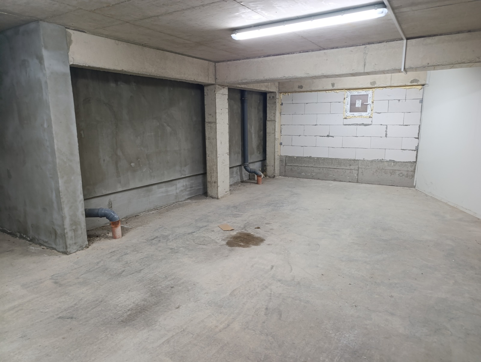 Дава под наем ГАРАЖ, ПАРКОМЯСТО, гр. Велико Търново, Колю Фичето, снимка 3 - Гаражи и паркоместа - 53776805