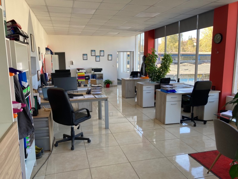 Kiadó  Ipari épület Pernik , Centar , 2300 négyzetméter | 75300534 - kép [4]