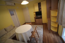 1 quarto Lazur, Burgas 3