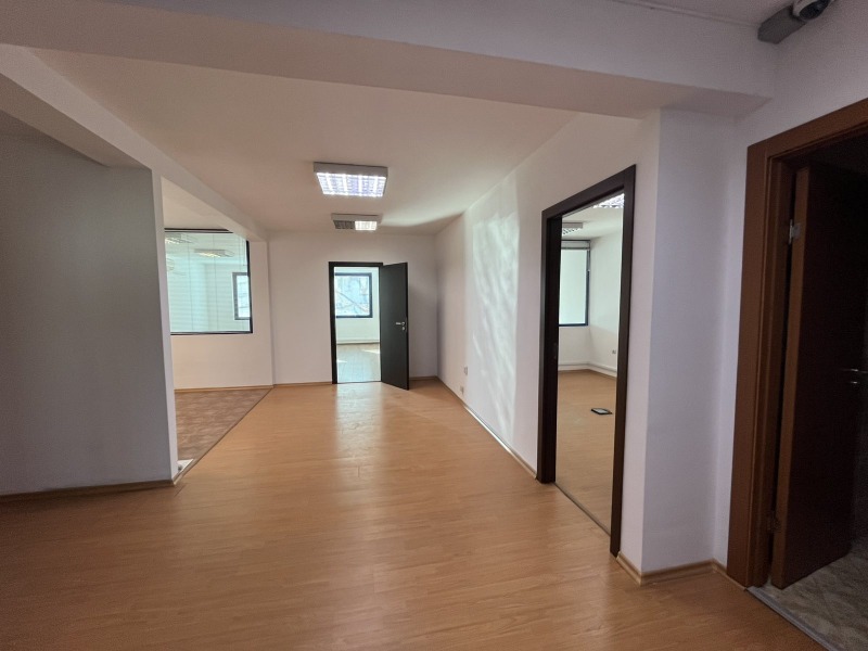 Дава под Наем ОФИС в град Пловдив, Център - 136 кв.м / 650 € » 1 271.29 лв., РИВА ЕСТЕЙТ