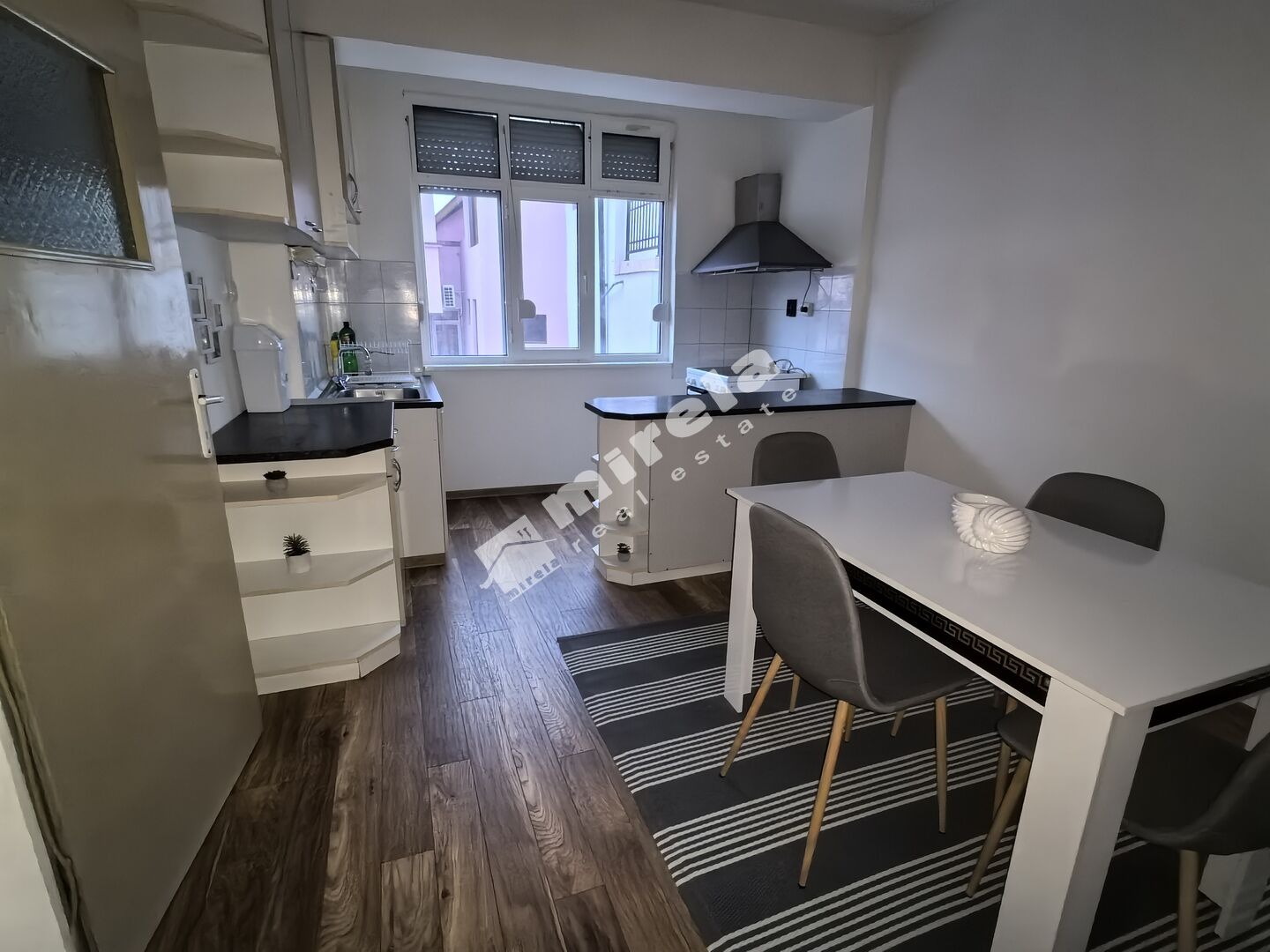 Дава под наем 2-СТАЕН, гр. Ямбол, Център, снимка 11 - Апартаменти - 54287584