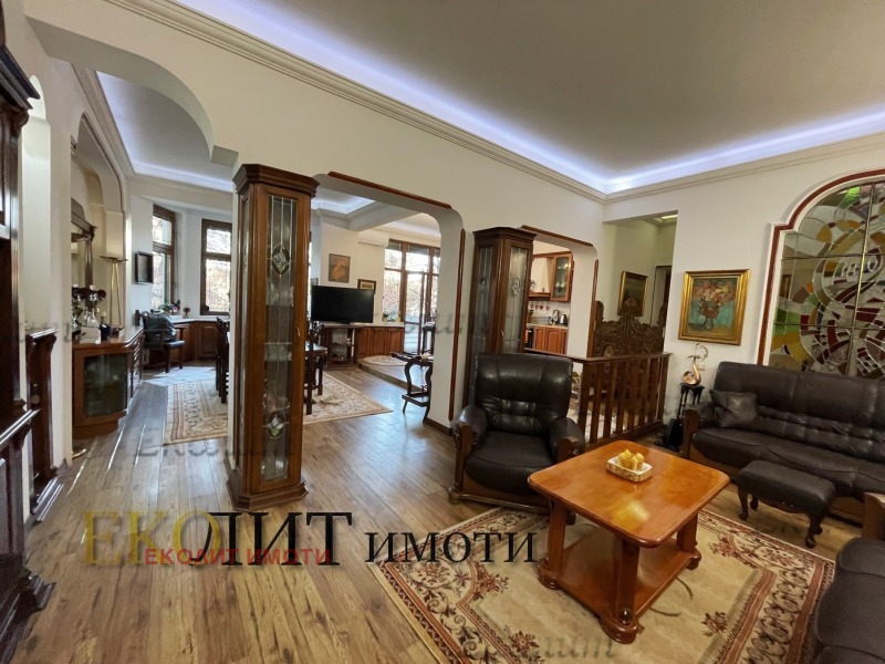 Дава под нем  4-стаен, град София, Център • 2 100 EUR • ID 80544839 — holmes.bg - [1] 