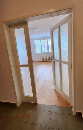 2 Schlafzimmer Oborishte, Sofia 7