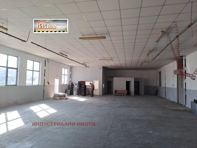 De inchiriat  Cladire industriala Plovdiv , Industrialna zona - Sever , 380 mp | 27093766